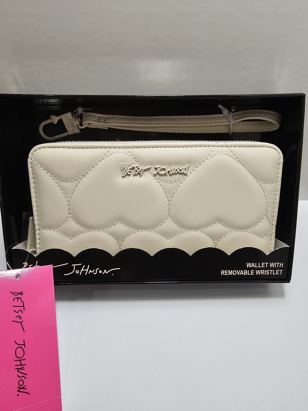 Betsey Johnson Chalk White Quilted Hearts Zip Around Wristlet Wallet NIB NWT - Picture 1 of 10